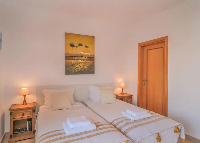 Top-Floor 2 Bedroom Holiday Home With Sea View And Pool